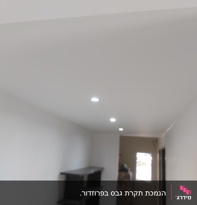 תקרה מגבס עם תאורה שקועה במסדרון צר